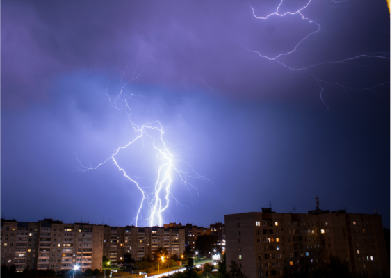 Hiện tượng sét đánh gần khu dân cư, nguy cơ gây hư hỏng thiết bị điện tử